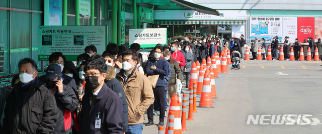 [서울=뉴시스]박주성 기자 = 농협 하나로유통이 전국 2219개 하나로마트를 통해 마스크 70만개를 공급하기로 한 가운데 2일 오후 서울 서초구 하나로마트 양재점에 마스크를 구입하려는 시민들이 줄을 서고 있다. 2020.03.02. park7691@newsis.com