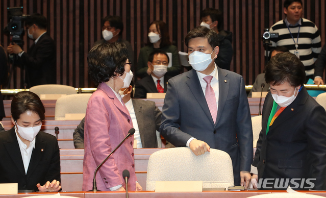 [서울=뉴시스]김명원 기자 = 미래통합당에 입당한 신용현·김수민·김삼화 의원이 2일 오후 서울 여의도 국회 예결위회의장에서 열린 의원총회에 참석해 지상욱(오른쪽 두번째) 의원과 이야기 나누고 있다.  2020.03.02. kmx1105@newsis.com