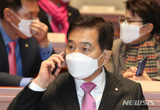 [서울=뉴시스]김명원 기자 = 심재철 미래통합당 원내대표가 2일 오후 서울 여의도 국회 예결위회의장에서 열린 의원총회에 참석해 전화통화를 하고 있다. 2020.03.02. kmx1105@newsis.com