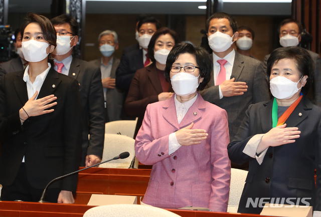 [서울=뉴시스]김명원 기자 = 미래통합당에 입당한 신용현·김수민·김삼화 의원이 2일 오후 서울 여의도 국회 예결위회의장에서 열린 의원총회에 참석해 국민의례를 하고 있다.  2020.03.02. kmx1105@newsis.com