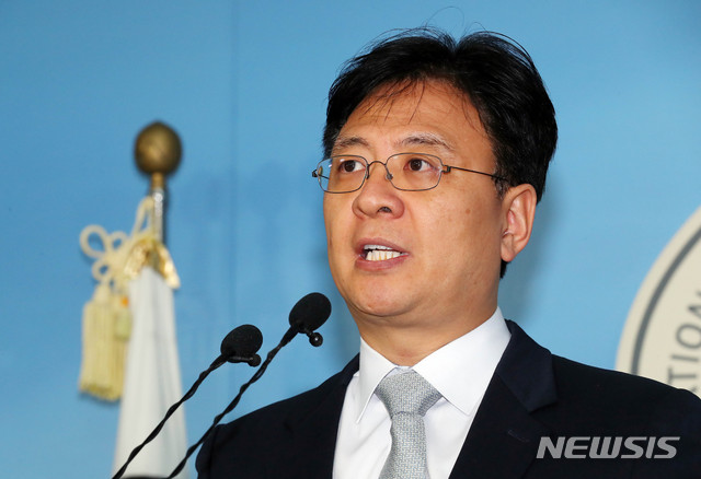 [서울=뉴시스] 장세영 기자 = 바른미래당에서 손학규 대표 비서실장을 지낸 장진영 변호사가 2일 서울 여의도 국회 정론관에서 미래통합당 입당 선언을 하고 있다. 2020.03.02. photothink@newsis.com