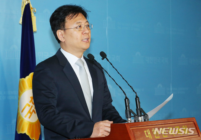 [서울=뉴시스] 장세영 기자 = 바른미래당에서 손학규 대표 비서실장을 지낸 장진영 변호사가 2일 서울 여의도 국회 정론관에서 미래통합당 입당 선언을 하고 있다. 2020.03.02. photothink@newsis.com