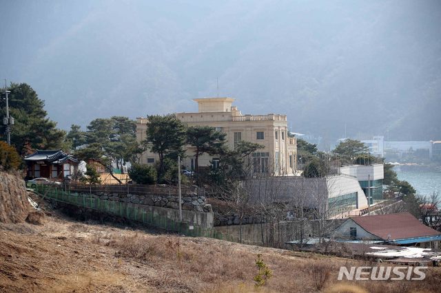 [가평=뉴시스]김선웅 기자 = 이만희 신천지예수교회 총회장의 코로나19 사태 관련 기자회견을 앞둔 2일 오후 경기 가평시 청평면 신천지 평화연수원에 적막이 흐르고 있다. 2020.03.02.  mangusta@newsis.com