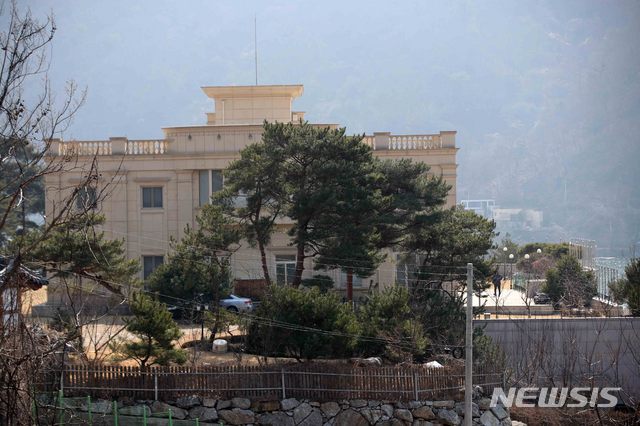 [가평=뉴시스]김선웅 기자 = 이만희 신천지예수교회 총회장의 코로나19 사태 관련 기자회견을 앞둔 2일 오후 경기 가평시 청평면 신천지 평화연수원에 적막이 흐르고 있다. 2020.03.02. mangusta@newsis.com