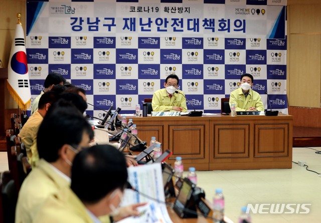 [서울=뉴시스]정순균 강남구청장이 2일 서울 강남구청에서 신종 코로나바이러스 감염증(코로나19) 관련 대책회의를 하고 있다. (사진=강남구 제공) 2020.03.02. photo@newsis.com