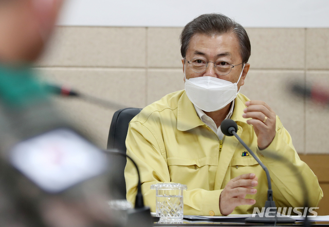 [대전=뉴시스]박영태 기자 = 문재인 대통령이 2일 대전광역시 국군대전병원에서 신종 코로나바이러스 감염증(코로나19)과 관련한 군 주요 조치사항을 보고를 받은 뒤 발언하고 있다. 2020.03.02. since1999@newsis.com