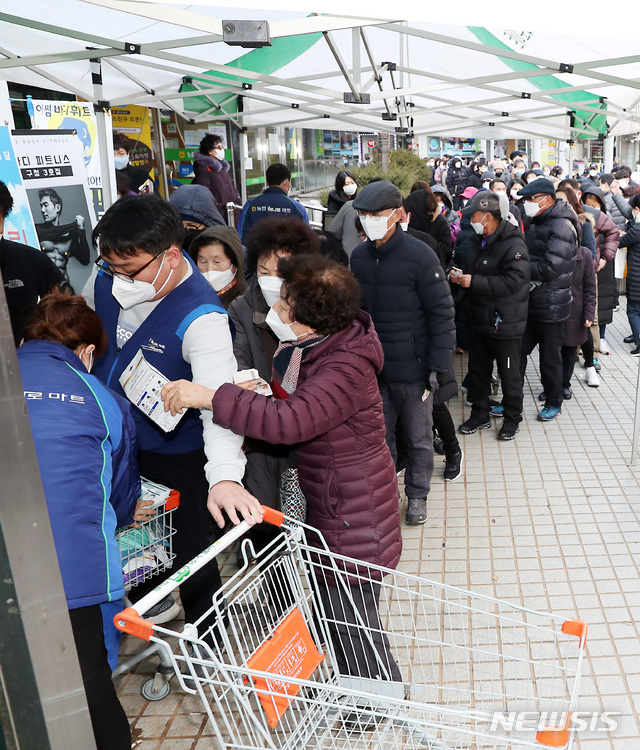 [인천=뉴시스] 이종철 기자 = 신종 코로나바이러스감염증(코로나19)이 확산되는 가운데 2일 오후 인천시 남동구 하나로마트남동농협본점에서 시민들이 줄을 서서 마스크를 구입하고 있다. 2020.03.02. jc4321@newsis.com