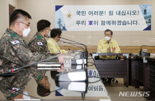 [대전=뉴시스]박영태 기자 = 문재인 대통령이 2일 대전광역시 국군대전병원에서 신종 코로나바이러스 감염증(코로나19)과 관련한 군 주요 조치사항을 보고를 받은 뒤 발언하고 있다. 2020.03.02. since1999@newsis.com