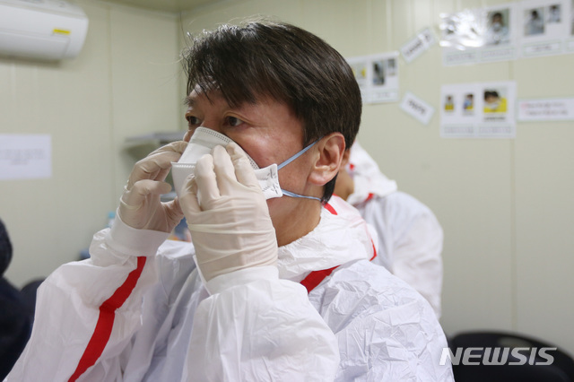 [대구=뉴시스] 이무열 기자 = 국민의당 안철수 대표가 1일 오전 코로나19의 지역사회 확산을 막기 위해 대구에서 코로나19 의료봉사 활동을 시작했다. 안 대표가 지역거점병원인 대구 중구 계명대학교 대구동산병원을 찾아 음압병동을 들어가기 전 마스크와 방호복을 착용하고 있다. (사진=경북일보 제공) 2020.03.02. photo@newsis.com(* 위 사진은 재배포, 재판매, DB 및 활용을 금지합니다.)