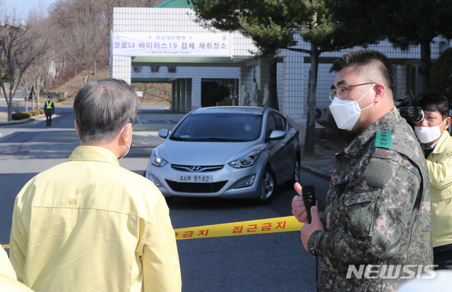 [대전=뉴시스]박영태 기자 = 문재인 대통령이 2일 대전광역시 국군대전병원을 방문해 이재혁 병원장(대령)으로부터 신종 코로나바이러스 감염증(코로나19) 관련 무하차 검체채취소에 대한 설명을 듣고 있다. 2020.03.02. since1999@newsis.com