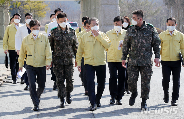 [대전=뉴시스]박영태 기자 = 문재인 대통령이 2일 대전광역시 국군대전병원을 방문해 신종 코로나바이러스 감염증(코로나19)과 관련한 군 주요 조치사항을 보고 받고 무하차 검체체취소로 향하고 있다. 2020.03.02. since1999@newsis.com