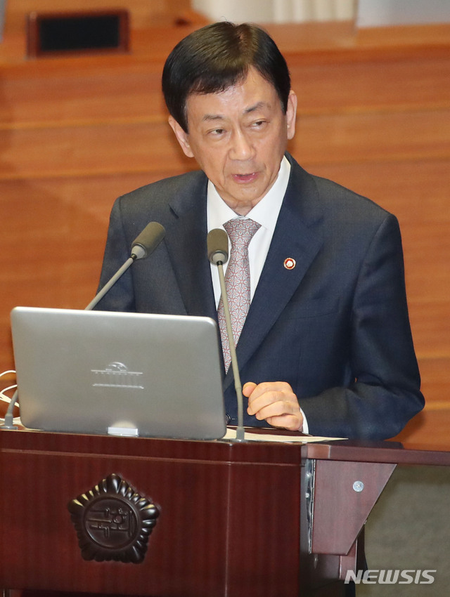 [서울=뉴시스] 김진아 기자 = 진영 행정안전부 장관이 2일 서울 여의도 국회에서 열린 제376회국회(임시회) 제5차 본회의 '정치, 외교, 통일, 안보에 관한 질문'에서 강창일 더불어민주당 의원의 질의에 답하고 있다. 2020.03.02.&nbsp; bluesoda@newsis.com