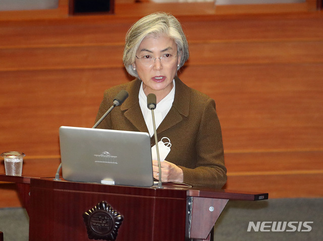 [서울=뉴시스] 김진아 기자 = 강경화 외교부 장관이 2일 서울 여의도 국회에서 열린 제376회국회(임시회) 제5차 본회의 '정치, 외교, 통일, 안보에 관한 질문'에서 강창일 더불어민주당 의원의 질의에 답하고 있다. 2020.03.02. bluesoda@newsis.com