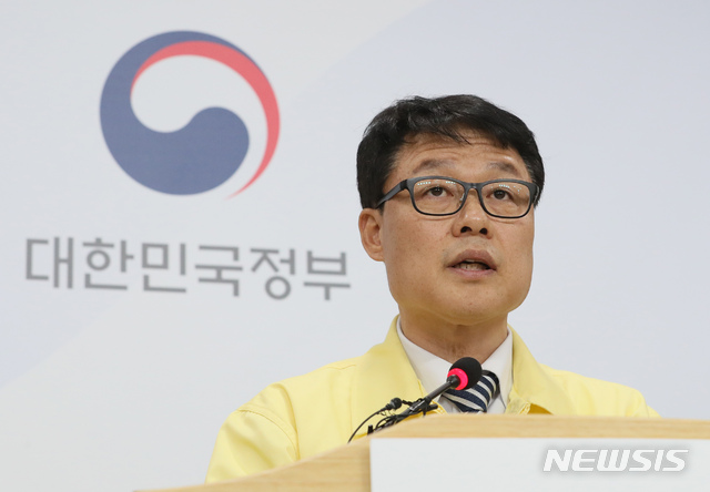 [청주=뉴시스]강종민 기자 = 양진영 식품의약품안전처 차장이 2일 오후 충북 청주 질병관리본부에서 마스크 및 손소독제 긴급수급 조정조치 시행 이후 공적판매처를 통해 공급되는 마스크 수급 상황을 발표하고 있다. 2020.03.02. ppkjm@newsis.com