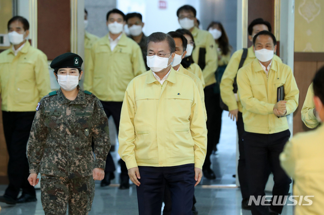 [대전=뉴시스]박영태 기자 = 문재인 대통령이 2일 대전광역시 국군간호사관학교를 방문하고 있다. 2020.03.02. since1999@newsis.com