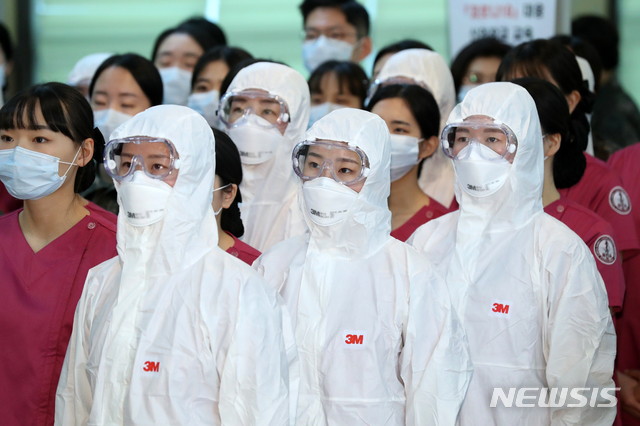 [대전=뉴시스]박영태 기자 = 방호복을 입은 신임 소위들이 2일 대전광역시 국군간호사관학교를 방문한 문재인 대통령의 발언을 듣고 있다. 2020.03.02.&nbsp; since1999@newsis.com 