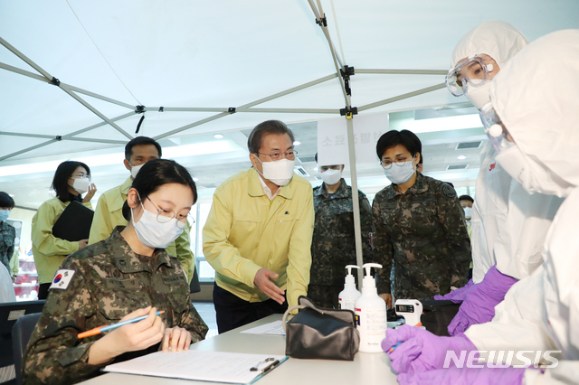 [대전=뉴시스]박영태 기자 = 문재인 대통령이 2일 대전광역시 국군간호사관학교를 방문해 신임 소위 교육현장을 참관하고 있다. 2020.03.02. since1999@newsis.com