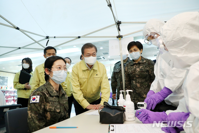 [대전=뉴시스]박영태 기자 = 문재인 대통령이 2일 대전광역시 국군간호사관학교를 방문해 신임 소위 교육현장을 참관하고 있다. 2020.03.02. since1999@newsis.com
