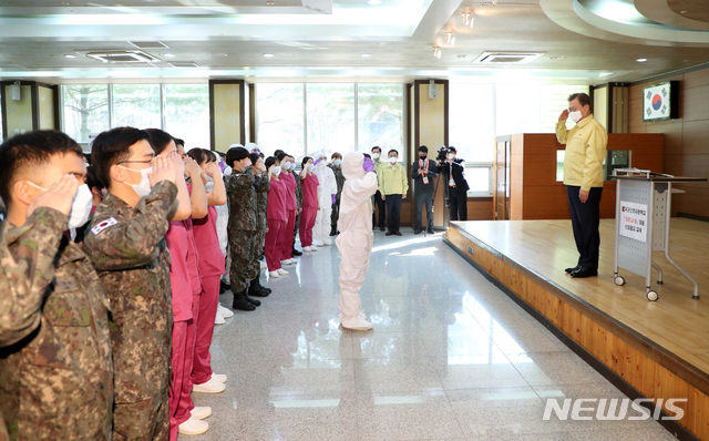 [대전=뉴시스]박영태 기자 = 문재인 대통령이 2일 대전광역시 국군간호사관학교를 방문해 경례를 받고 있다. 2020.03.02. since1999@newsis.com