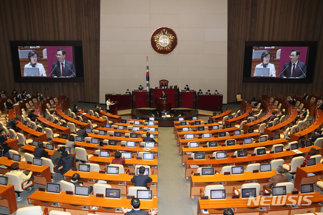 [서울=뉴시스] 고승민 기자 = 추미애 법무부 장관이 2일 서울 여의도 국회에서 열린 제376회국회(임시회) 제5차 본회의 '정치, 외교, 통일, 안보에 관한 질문'에서 주호영 미래통합당 의원 질의에 답하고 있다. 2020.03.02.kkssmm99@newsis.com