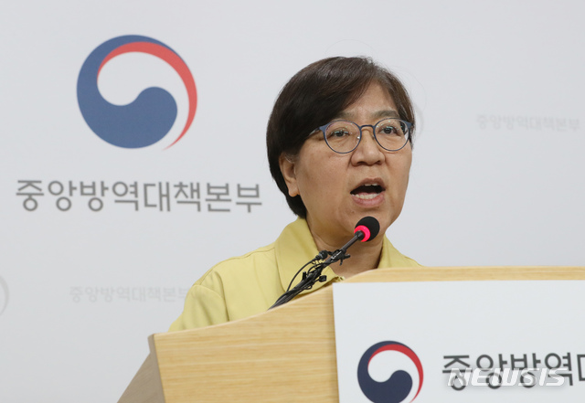 [청주=뉴시스]강종민 기자 = 정은경 중앙방역대책본부장(질병관리본부장)이 2일 오후 충북 청주 질병관리본부에서 신종 코로나바이러스 감염증(코로나19) 국내 발생 현황에 대해 브리핑하고 있다. 2020.03.02.ppkjm@newsis.com