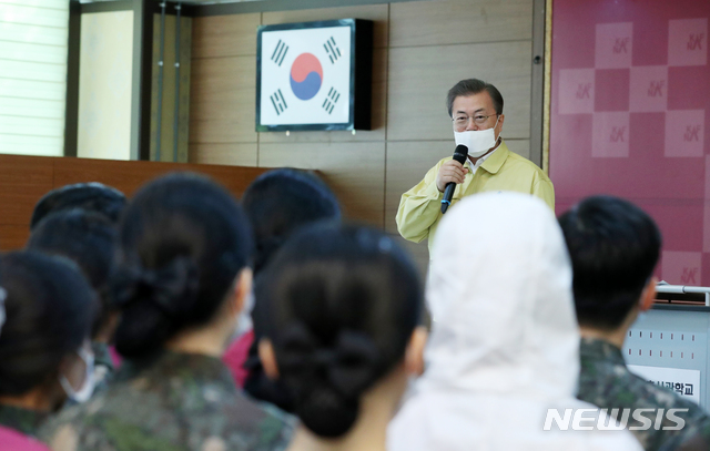 [대전=뉴시스]박영태 기자 = 문재인 대통령이 2일 대전광역시 국군간호사관학교를 방문해 신임 소위 교육현장을 참관한 후 발언하고 있다. 2020.03.02. since1999@newsis.com