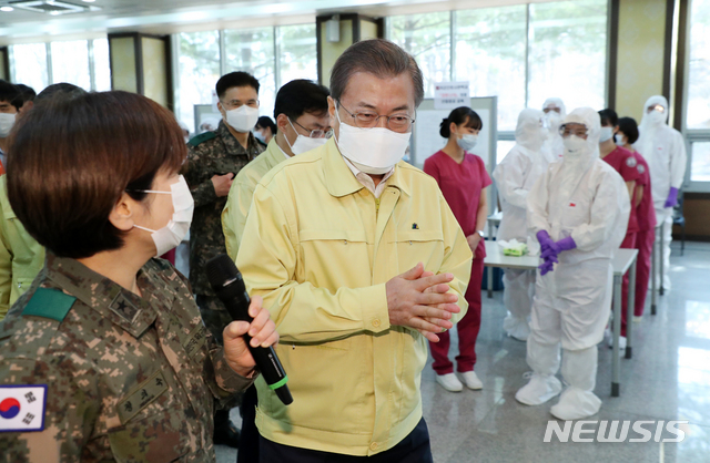 [대전=뉴시스]박영태 기자 = 문재인 대통령이 2일 대전광역시 국군간호사관학교를 방문해 정의숙 학교장의 안내를 받아 연단에 오르고 있다. 2020.03.02. since1999@newsis.com