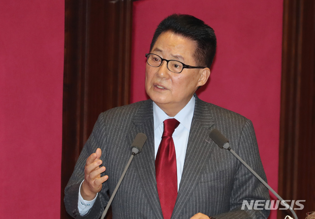 [서울=뉴시스] 고승민 기자 = 박지원 민생당 의원이 2일 서울 여의도 국회에서 열린 제376회국회(임시회) 제5차 본회의 '정치, 외교, 통일, 안보에 관한 질문'에서 진영 행정안전부 장관에게 질의하고 있다. 2020.03.02. kkssmm99@newsis.com