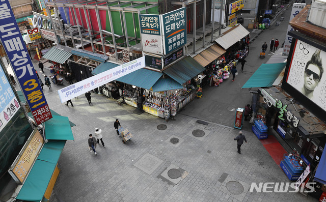 [서울=뉴시스] 박민석 기자 = 국내 신종 코로나바이러스 감염증(코로나19) 확진자가 4000명을 넘어선 2일 오후 서울 중구 남대문시장이 한산한 모습을 보이고 있다. 2020.03.02. mspark@newsis.com