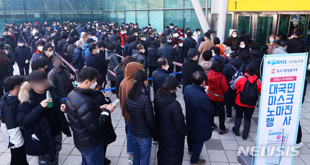 [서울=뉴시스] 홍효식 기자 = 시민들이 2일 오후 서울역 내 중소기업명품 마루매장 브랜드K 코너 앞에서 마스크를 사기 위해 줄을 서고 있다. 2020.03.02. yesphoto@newsis.com 이 사진은 기사 내용과 직접적인 관련 없음