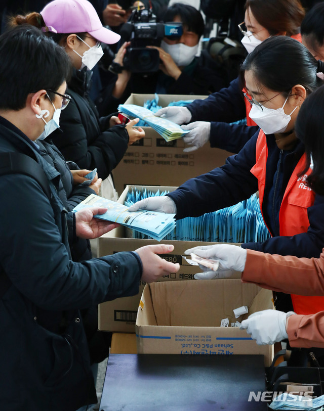 [서울=뉴시스]홍효식 기자 = 시민들이 2일 오후 서울역 내 중소기업명품 마루매장 브랜드K 코너 앞에서 구입하고 있다. 대한적십자사는 3일부터 중국 상하이시가 기부한 50만장의 마스크를 각 지역에 배부한다고 2일 밝혔다. 2020.03.02. yesphoto@newsis.com