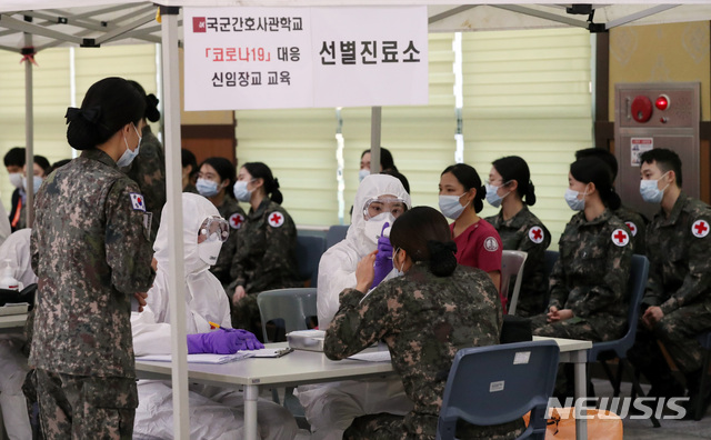 [대전=뉴시스]박영태 기자 = 국군간호사관학교 신임 장교들이 2일 대전광역시 국군간호사관학교에서 대구 국군병원으로 파견을 가기 전 신종 코로나바이러스 감염증(코로나19) 관련한 교육을 받고 있다.1일자로 소위로 임관한 간호장교 75명은 3일 임관식 후 첫 부임지로 대구지역 현장에 투입된다. 2020.03.02.since1999@newsis.com