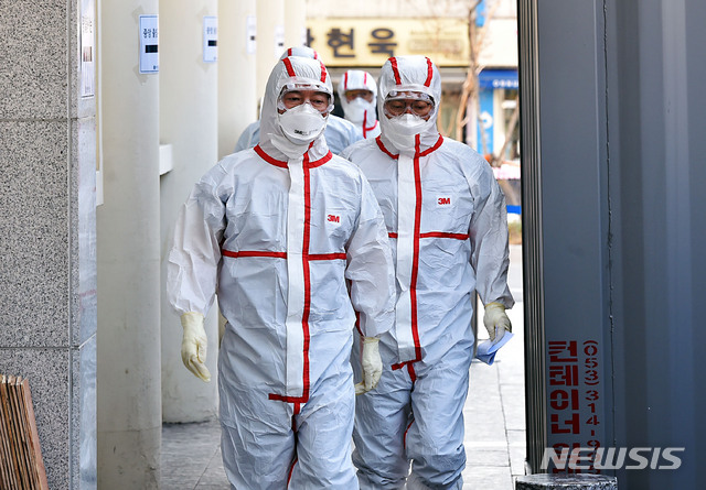 [대구=뉴시스] 이무열 기자 = 안철수 국민의당 대표가(가운데)가 2일 오후 대구 중구 계명대학교 대구동산병원에서 신종 코로나바이러스 감염증(코로나19) 확진자 관련 진료 봉사를 위해 병동으로 들어가고 있다. 2020.03.02.lmy@newsis.com