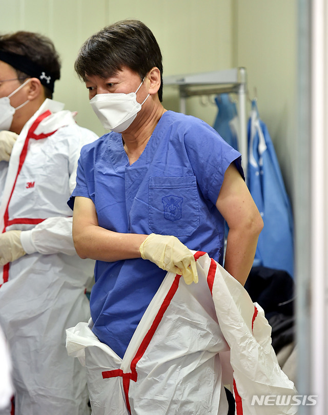 [대구=뉴시스] 이무열 기자 = 안철수 국민의당 대표가 2일 오후 대구 중구 계명대학교 대구동산병원 보호구 착의실에서 신종 코로나바이러스 감염증(코로나19) 확진자 진료 봉사를 위해 마스크와 방호복을 착용하고 있다.lmy@newsis.com