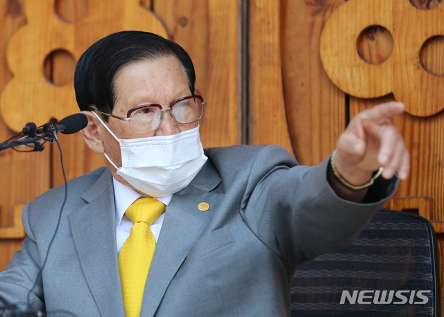 [가평=뉴시스] 김선웅 기자 = 이만희 신천지예수교 증거장막성전 총회장이 2일 오후 경기 가평 평화연수원에서 신종 코로나바이러스 감염증(코로나19) 관련 기자회견을 하고 있다. 2020.03.02. photo@newsis.com