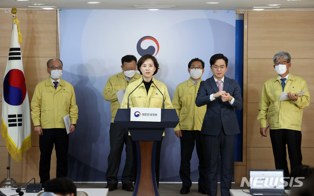 [서울=뉴시스] 이영환 기자 = 유은혜 사회부총리 겸 교육부 장관이 2일 오후 서울 종로구 정부청사에서 신종 코로나바이러스 감염증(코로나19) 대응을 위한 유·초·중·고 추가 개학 연기 및 후속 지원 방안과 2020학년도 1학기 대학 학사 운영 권고안을 담은 교육 분야 학사운영 및 지원 방안을 발표를 마친 후 취재진의 질문에 답하고 있다. 2020.03.02.&nbsp;&nbsp; 20hwan@newsis.com