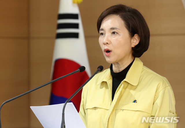 [서울=뉴시스] 이영환 기자 = 유은혜 사회부총리 겸 교육부 장관이 2일 오후 서울 종로구 정부청사에서 신종 코로나바이러스 감염증(코로나19) 대응을 위한 유·초·중·고 추가 개학 연기 및 후속 지원 방안과 2020학년도 1학기 대학 학사 운영 권고안을 담은 교육 분야 학사운영 및 지원 방안을 발표하고 있다. 2020.03.02.&nbsp;&nbsp; 20hwan@newsis.com 