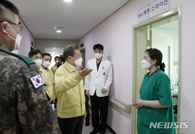 [대전=뉴시스]박영태 기자 = 문재인 대통령이 2일 대전 국군대전병원을 방문해 신종 코로나바이러스 감염증(코로나19) 확진 환자용 간이음압격리병실을 살펴보고 있다. 2020.03.02.&nbsp; since1999@newsis.com