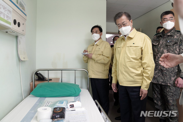 [대전=뉴시스]박영태 기자 = 문재인 대통령이 2일 대전 국군대전병원을 방문해 신종 코로나바이러스 감염증(코로나19) 확진 환자용 간이음압격리병실을 살펴보고 있다. 2020.03.02. since1999@newsis.com