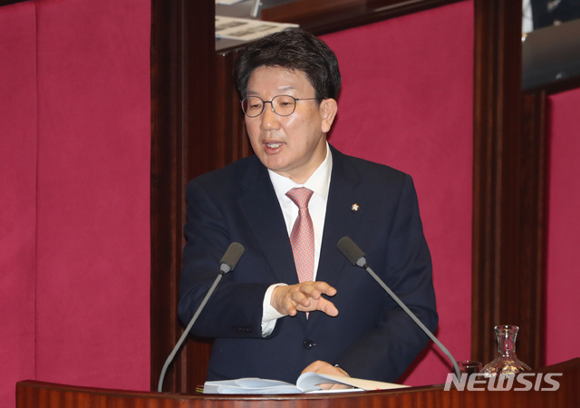 [서울=뉴시스] 고승민 기자 = 권성동 미래통합당 의원이 2일 서울 여의도 국회에서 열린 제376회국회(임시회) 제5차 본회의 '정치, 외교, 통일, 안보에 관한 질문'에서 추미애 법무부 장관에게 질의하고 있다. 2020.03.02. kkssmm99@newsis.com