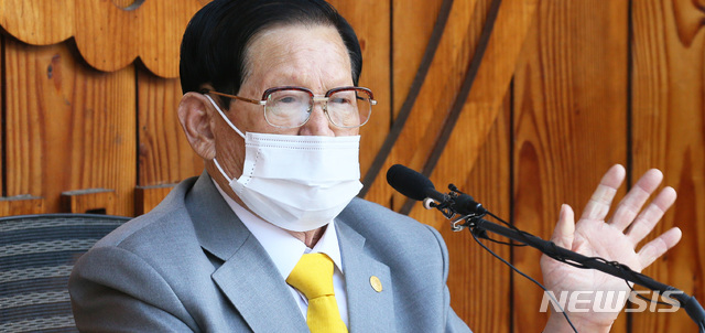 [가평=뉴시스] 김선웅 기자 = 이만희 신천지예수교 증거장막성전 총회장이 2일 오후 경기 가평 평화연수원에서 신종 코로나바이러스 감염증(코로나19) 관련 기자회견을 하고 있다. 2020.03.02. photo@newsis.com
