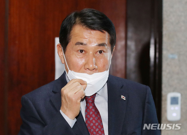 [서울=뉴시스] 김진아 기자 = 나동연 전 양산시장이 2일 서울 여의도 국회에서 미래통합당 공천관리위원회 비공개 면접 후 취재진의 질문에 답하고 있다. 2020.03.02.  bluesoda@newsis.com