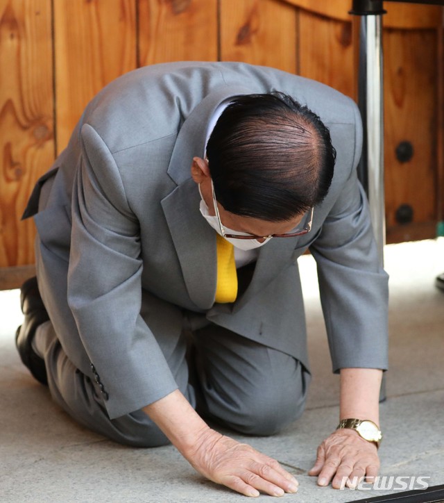 [가평=뉴시스]김선웅 기자 = 이만희 신천지예수교 증거장막성전 총회장이 2일 오후 경기 가평 평화연수원에서 코로나19 관련 기자회견을 하던 중 큰절을 하고 있다. 2020.03.02.photo@newsis.com