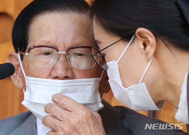 [가평=뉴시스]김선웅 기자 = 이만희 신천지예수교 증거장막성전 총회장이 2일 오후 경기 가평 평화연수원에서 코로나19 관련 기자회견을 하고 있다. 2020.03.02.photo@newsis.com