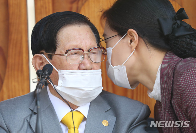 [가평=뉴시스] 김선웅 기자 = 이만희 신천지예수교 총회장이 2일 경기 가평군 평화의 궁전에서 신종 코로나바이러스 감염증(코로나19) 사태와 관련한 취재진의 질문을 관계자를 통해 전해 듣고 있다. 2020.03.02. photo@newsis.com