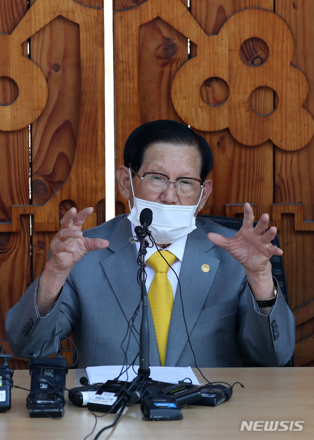 [가평=뉴시스] 김선웅 기자 = 이만희 신천지예수교 증거장막성전 총회장이 2일 오후 경기 가평 평화연수원에서 신종 코로나바이러스 감염증(코로나19) 관련 기자회견을 하고 있다. 2020.03.02.photo@newsis.com