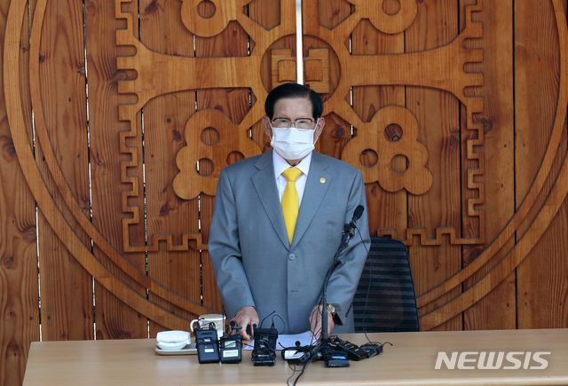 [가평=뉴시스] 김선웅 기자 = 이만희 신천지예수교 증거장막성전 총회장이 2일 오후 경기 가평 평화연수원에서 신종 코로나바이러스 감염증(코로나19) 관련 기자회견을 하고 있다. 2020.03.02.photo@newsis.com