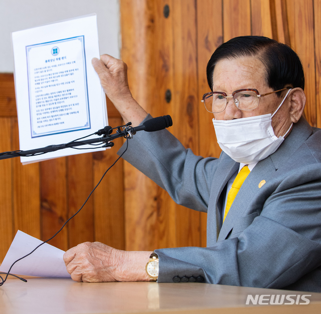 [가평=뉴시스] 김선웅 기자 = 이만희 신천지예수교 증거장막성전 총회장이 2일 오후 경기 가평군 신천지 평화의 궁전에서 열린 신종 코로나바이러스 감염증(코로나19) 사태 관련 기자회견을 하던 중 성도들을 향해 쓴 편지를 들어 보이고 있다. 2020.03.02.&nbsp; photo@newsis.com 