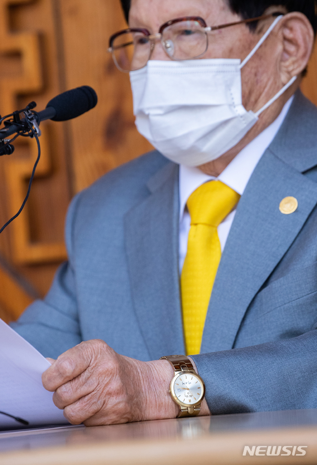 [가평=뉴시스]김선웅 기자 = 이만희 신천지예수교 증거장막성전 총회장이 2일 오후 경기 가평 신천지 평화의 궁전에서 열린 코로나바이러스 감염증(코로나19) 사태 관련 기자회견을 하던 중 박근혜 전 대통령 시계를 착용하고 있는 모습이 보이고 있다. 2020.03.02.photo@newsis.com