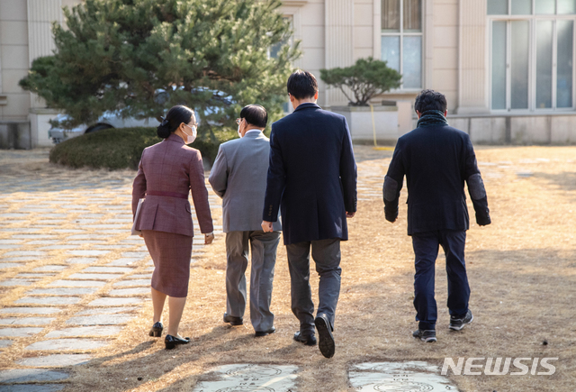 [가평=뉴시스]김선웅 기자 = 이만희 신천지예수교 증거장막성전 총회장(왼쪽 두번째)이 2일 오후 경기 가평 신천지 평화의 궁전에서 열린 코로나바이러스 감염증(코로나19) 사태 관련 기자회견을 마치고 연수원 건물로 향하고 있다. 2020.03.02.photo@newsis.com